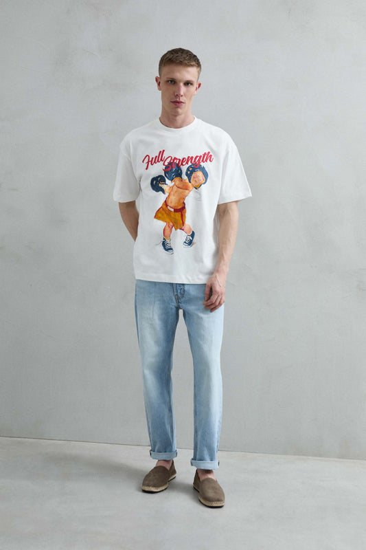Vista frontal de cuerpo entero de la camiseta oversize blanca Full Strength para hombre, con gran ilustración de un boxeador y letras rojas.