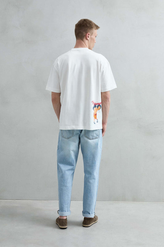 Vista trasera de cuerpo entero de la camiseta oversize blanca Full Strength, con pequeño motivo de boxeador en la zona inferior derecha de la espalda.