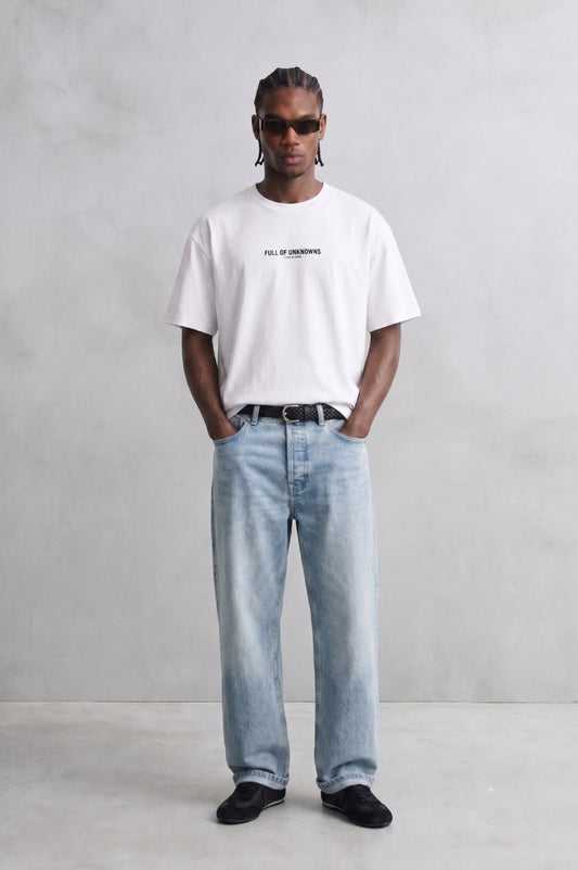 Camiseta oversize blanca Full of Unknowns, vista de cuerpo entero.