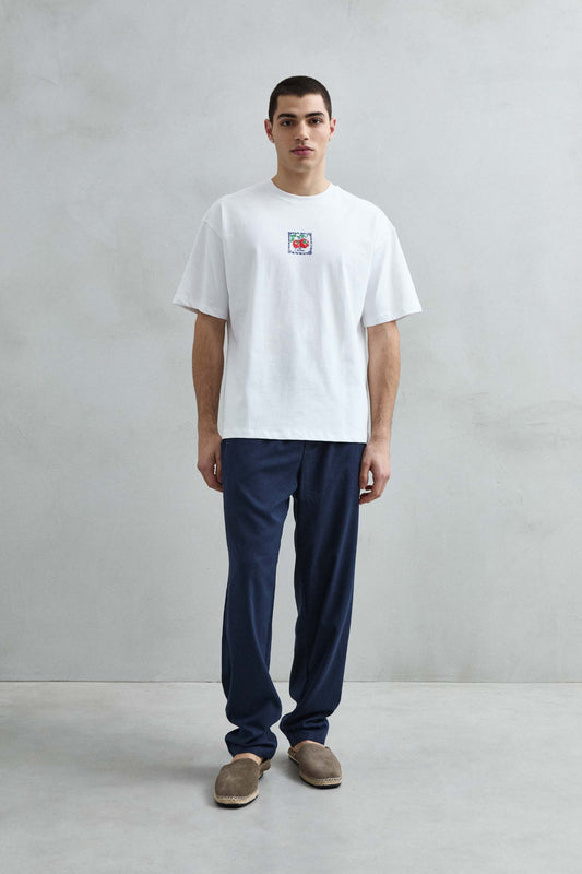 Camiseta oversize blanca Le Botanique de tomates, vista frontal de cuerpo entero.