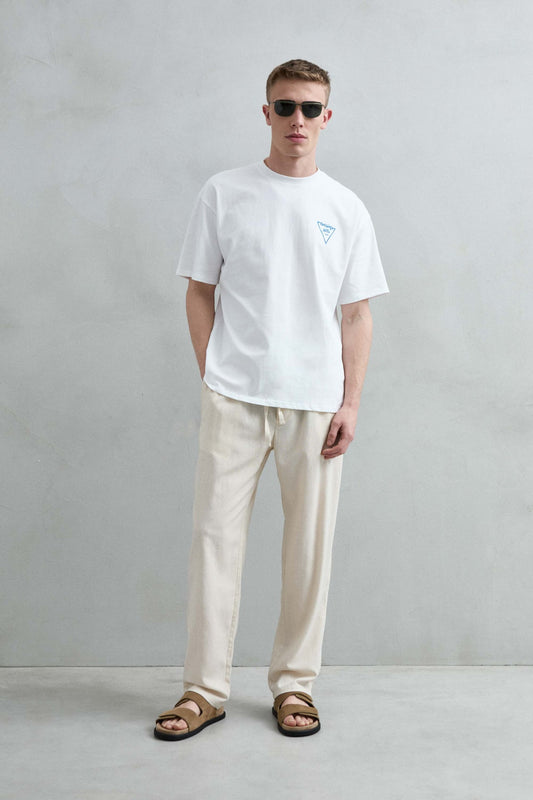 Camiseta oversize blanca Leisure Time, vista frontal de cuerpo entero.