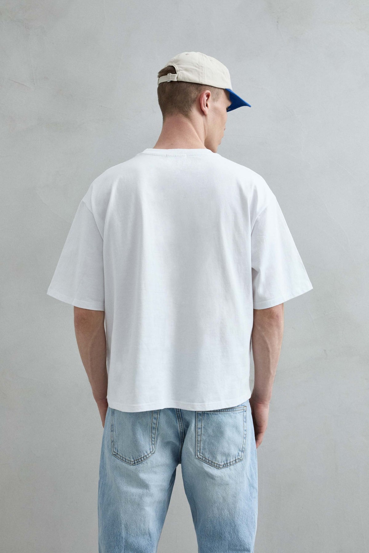 Espalda lisa de la camiseta oversize blanca de manga corta.