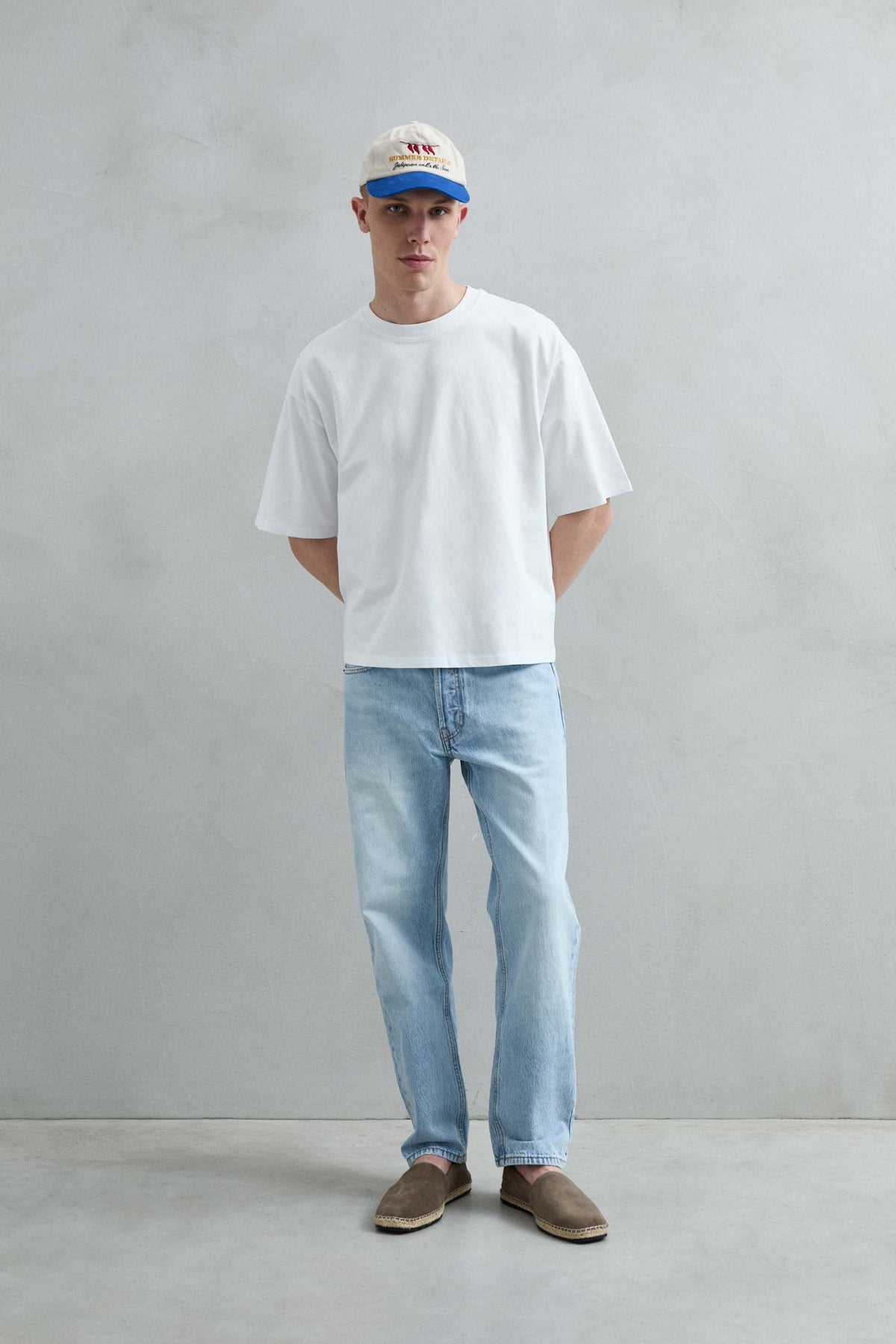 Camiseta oversize blanca lisa, vista frontal de cuerpo entero.