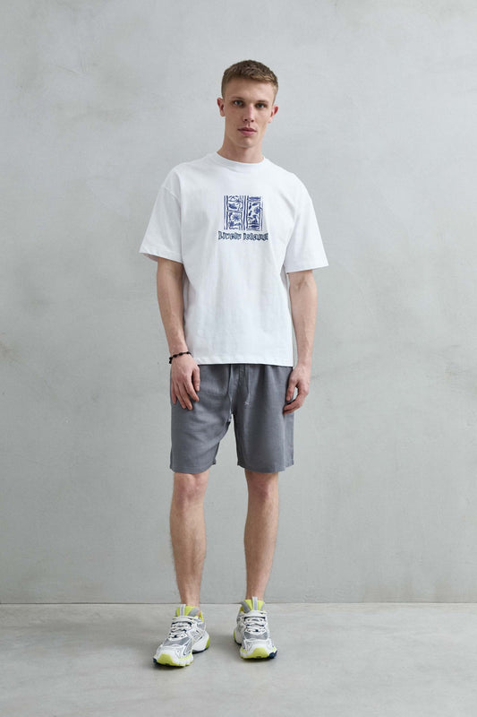 Camiseta oversize blanca Lively Island, vista frontal de cuerpo entero.