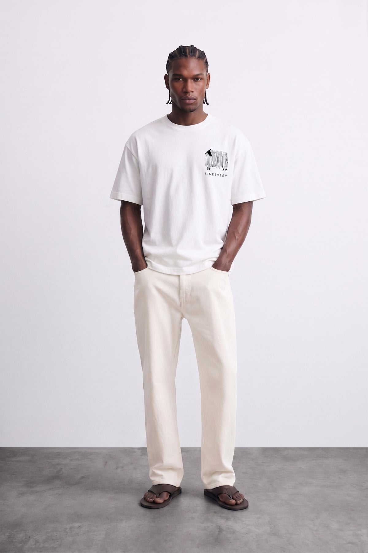 Camiseta oversize blanca con estampado de oveja, vista de cuerpo entero.