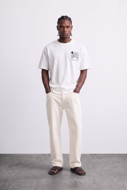 Camiseta oversize blanca con estampado de oveja, vista de cuerpo entero.