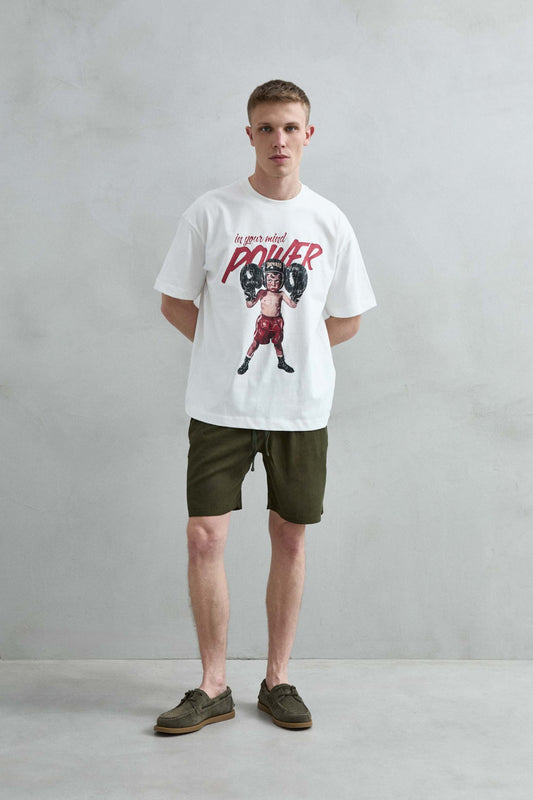 Vista frontal de cuerpo entero de la camiseta oversize blanca Power, con hombros caídos, manga corta amplia y gráfico de boxeo.