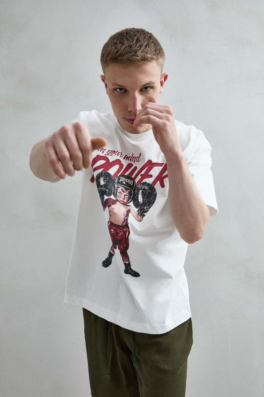 Vista frontal de medio cuerpo de la camiseta oversize blanca Power para hombre, con ilustración de un boxeador y letras rojas.