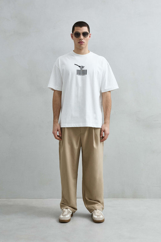 Vista frontal de cuerpo entero de la camiseta oversize blanca Scanned Spaghetti, con manga corta amplia, hombros caídos y bajo recto.