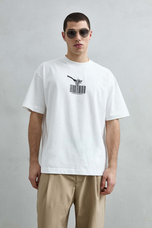 Vista frontal de medio cuerpo de la camiseta oversize blanca Scanned Spaghetti para hombre, con estampado negro de tenedor, espaguetis y código de barras.