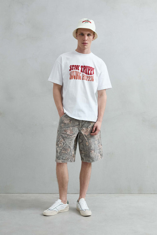 Camiseta oversize blanca Stay Trippy, vista frontal de cuerpo entero.