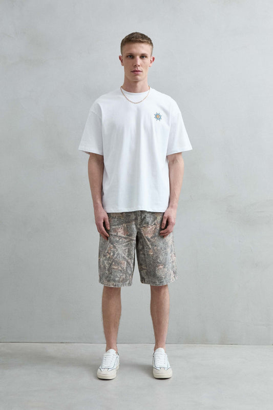 Camiseta oversize blanca The Lovers, vista frontal de cuerpo entero.