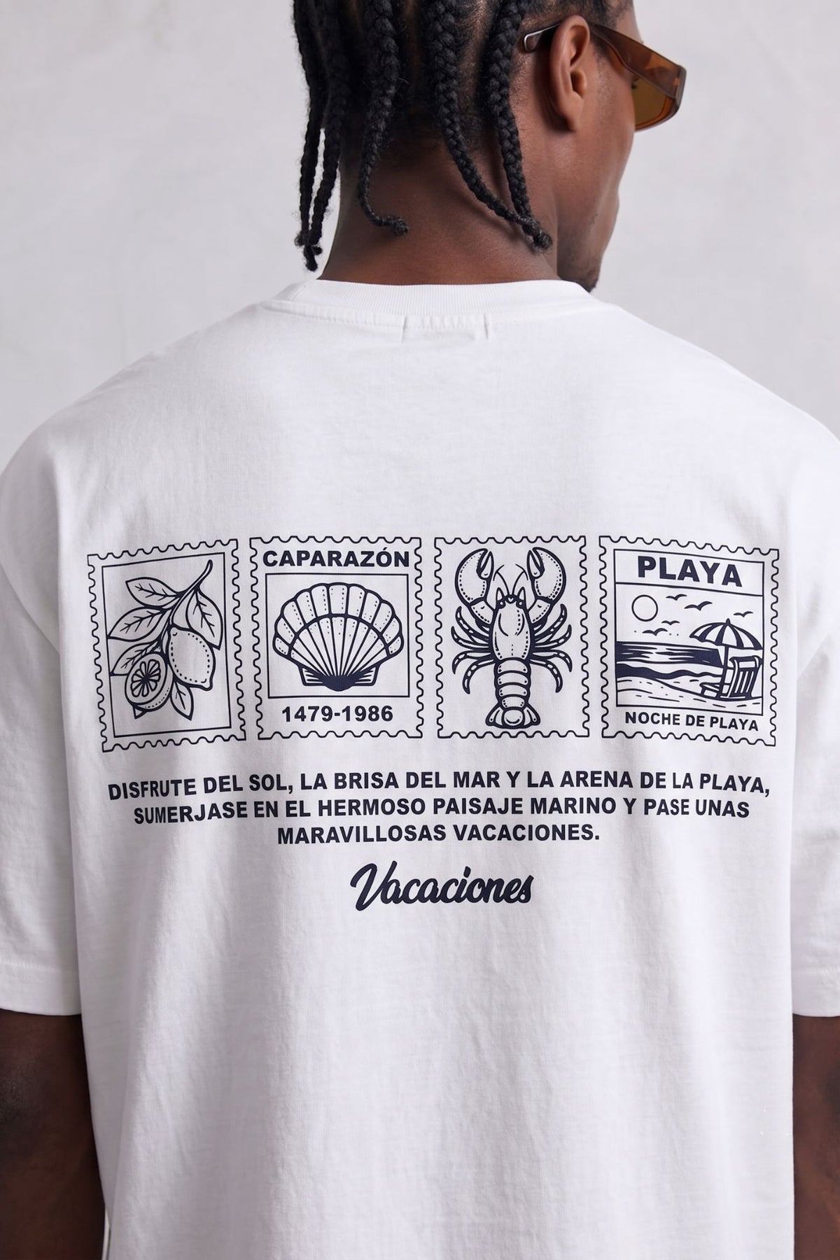 Espalda de camiseta blanca Vacaciones con cuatro viñetas negras de motivos costeros, concha, crustáceo y playa.