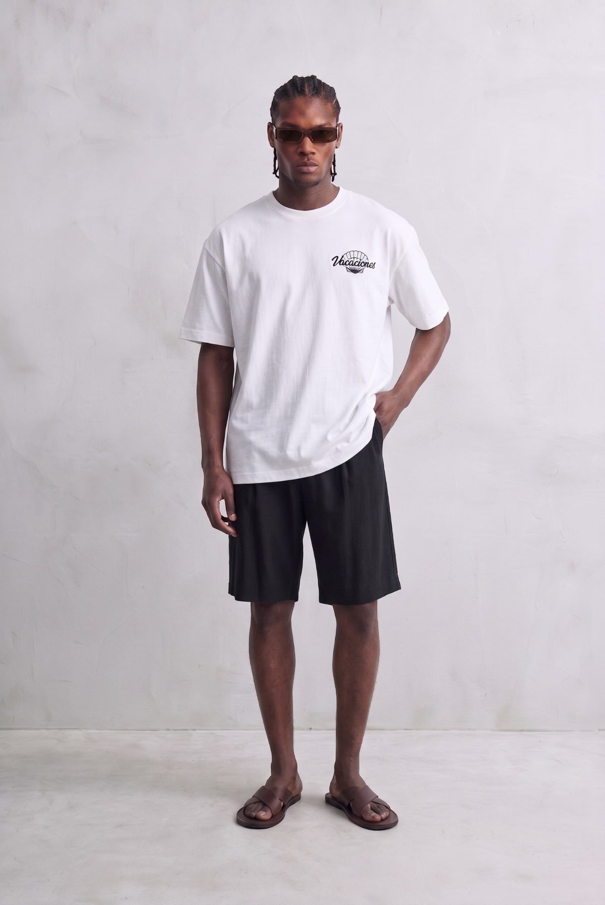 Camiseta oversize blanca Vacaciones, vista de cuerpo entero.