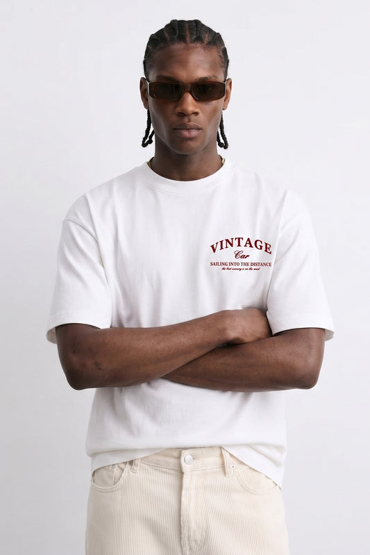 Camiseta oversize blanca Vintage Car con pequeño texto burdeos en el pecho, vista frontal.