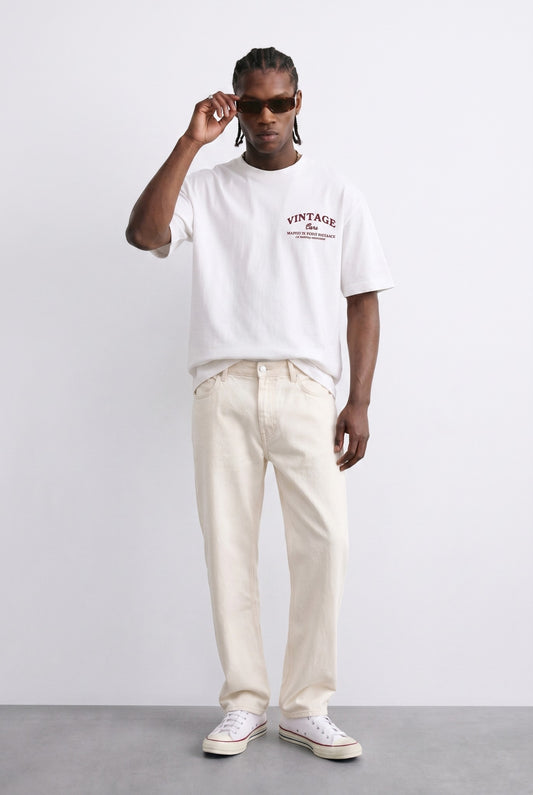 Camiseta oversize blanca Vintage Car, vista de cuerpo entero.