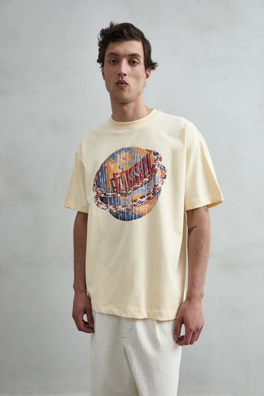 Camiseta oversize color crema con estampado circular retro de letras y cadenas, vista frontal.