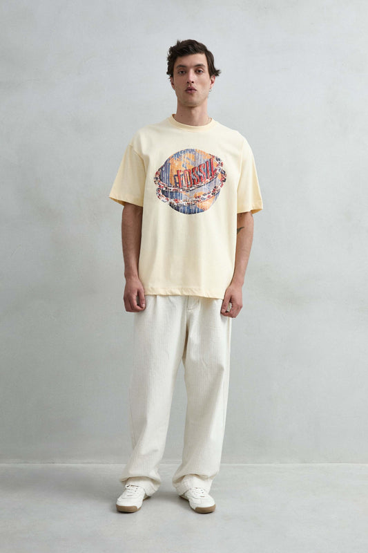Camiseta oversize crema con gráfico circular multicolor, vista frontal de cuerpo entero.