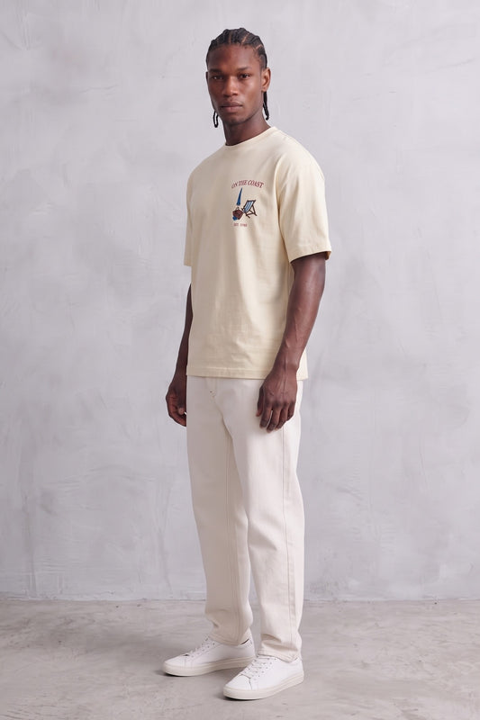 Camiseta oversize crema On The Coast, vista de cuerpo entero.