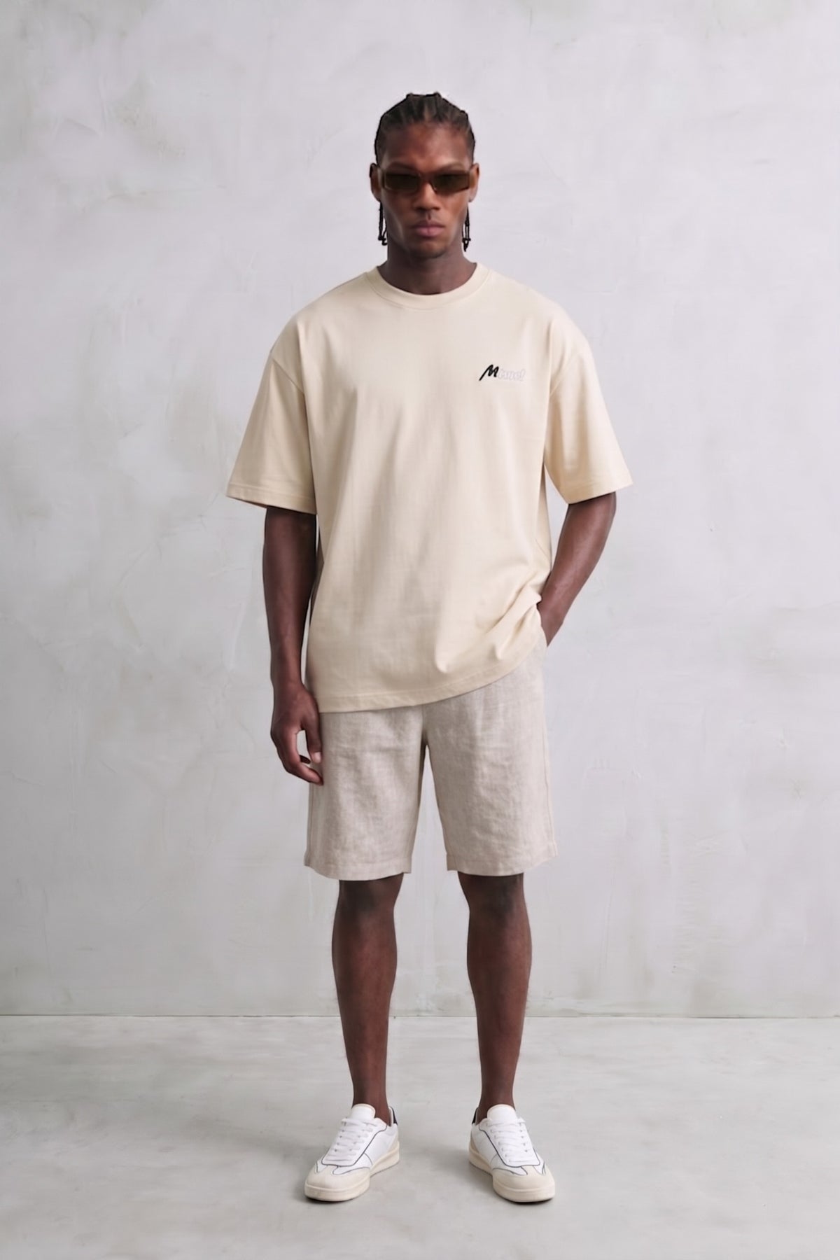 Camiseta oversize crema con estampado artístico en la espalda, vista de cuerpo entero.