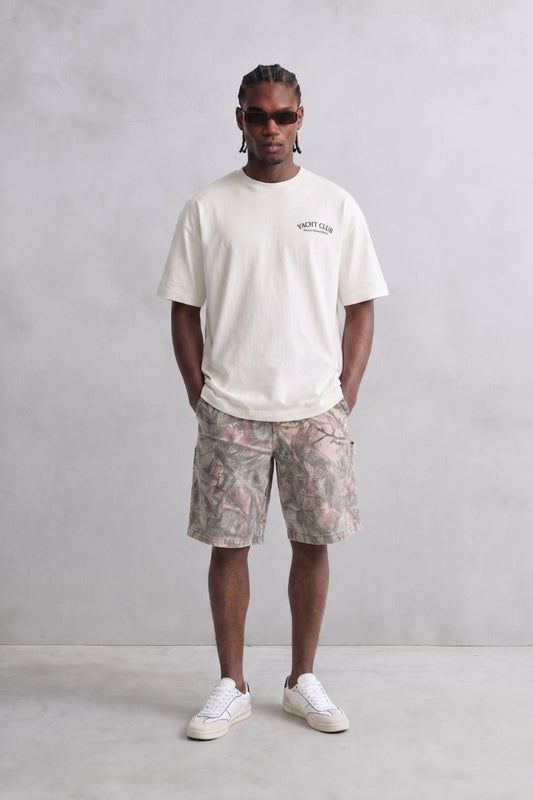 Camiseta oversize crema Yacht Club, vista de cuerpo entero.
