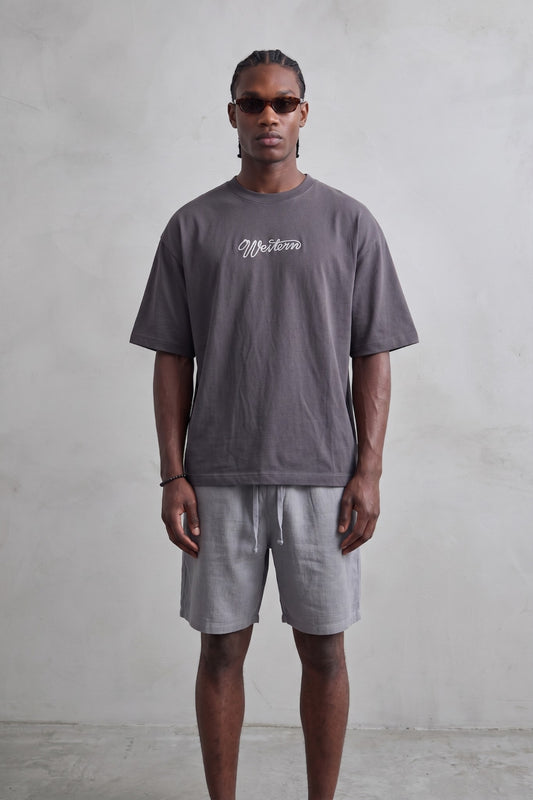 Camiseta oversize gris antracita Western, vista de cuerpo entero.