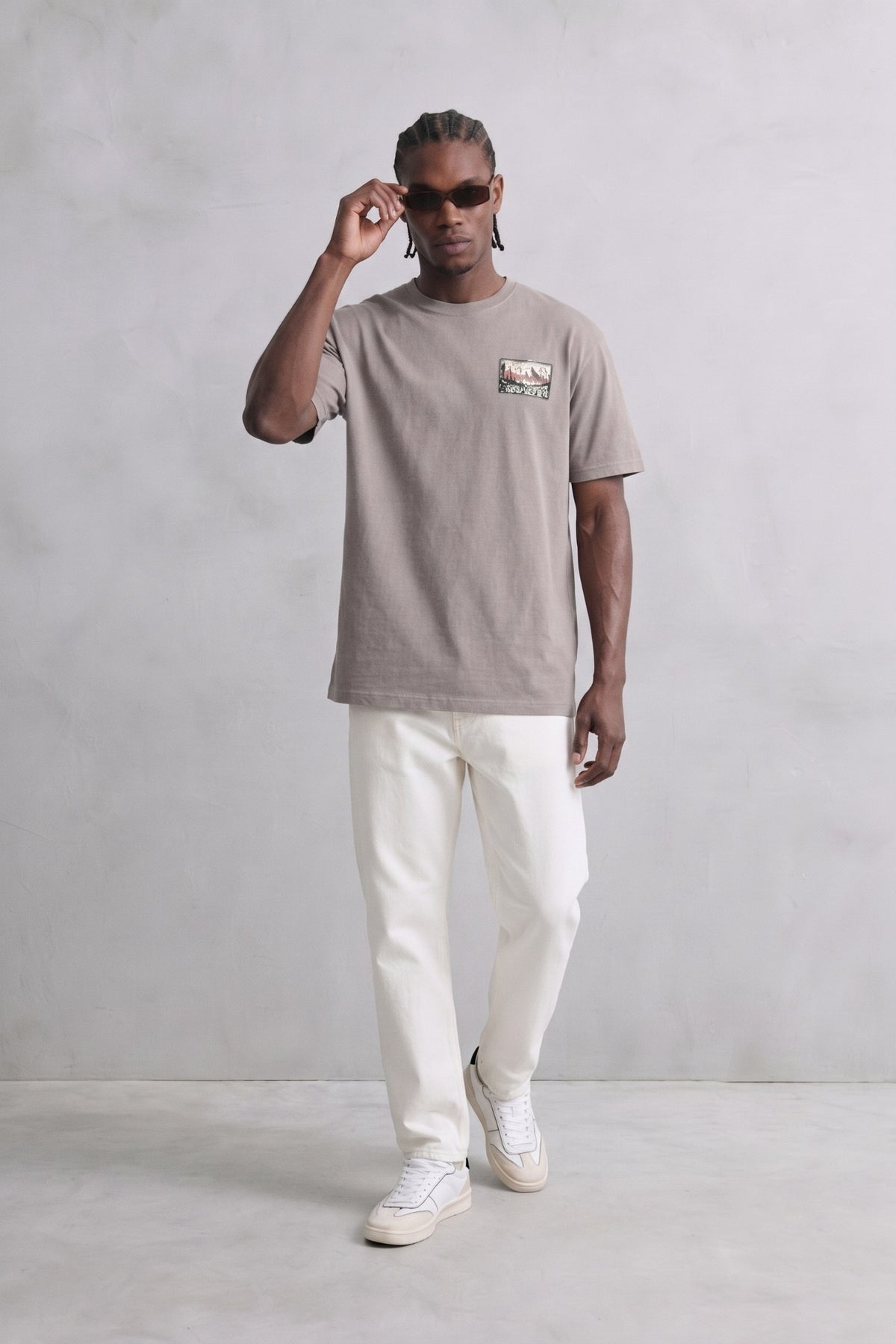 Camiseta oversize topo con viñetas gráficas, vista de cuerpo entero.