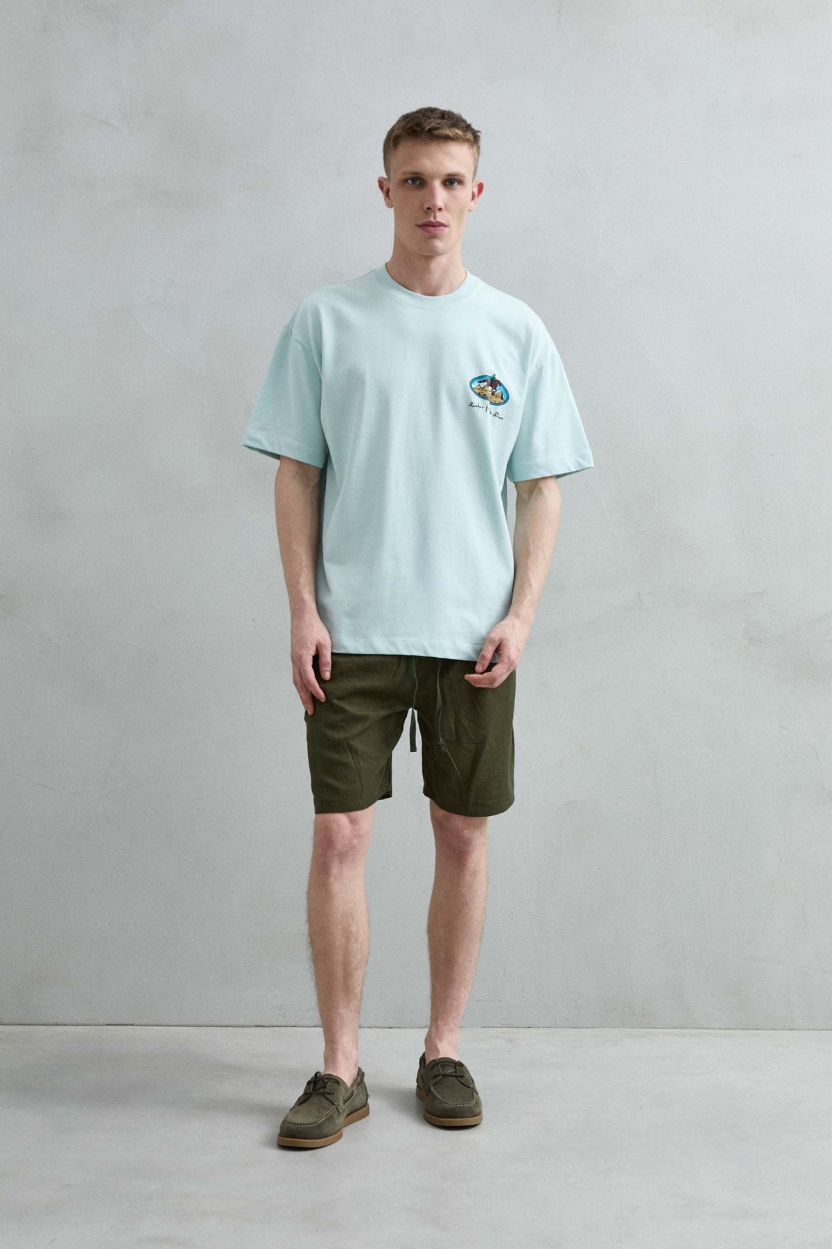 Vista frontal de cuerpo entero de la camiseta oversize verde menta Rusher from the Dust, con manga corta amplia y hombros caídos.