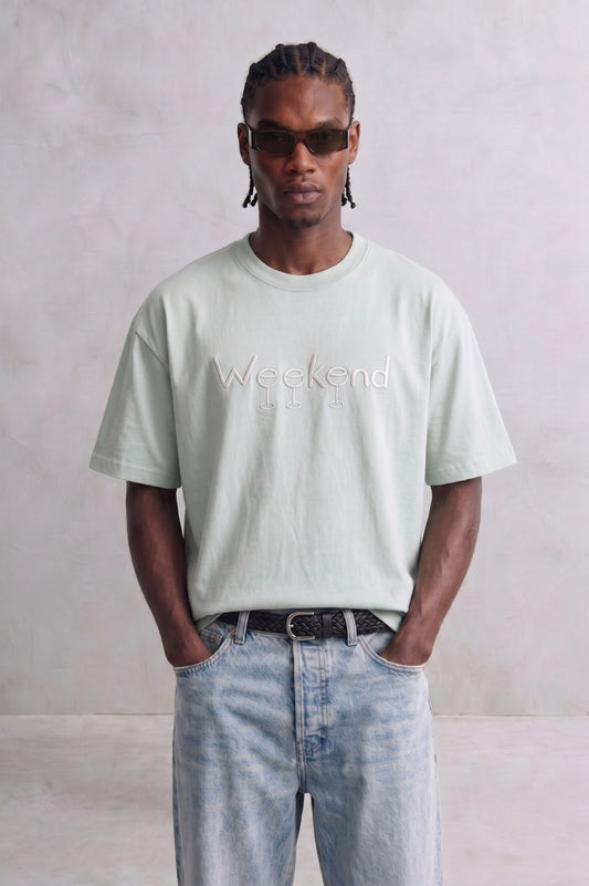 Camiseta oversize verde menta clara Weekend con letras claras en el pecho, vista frontal.