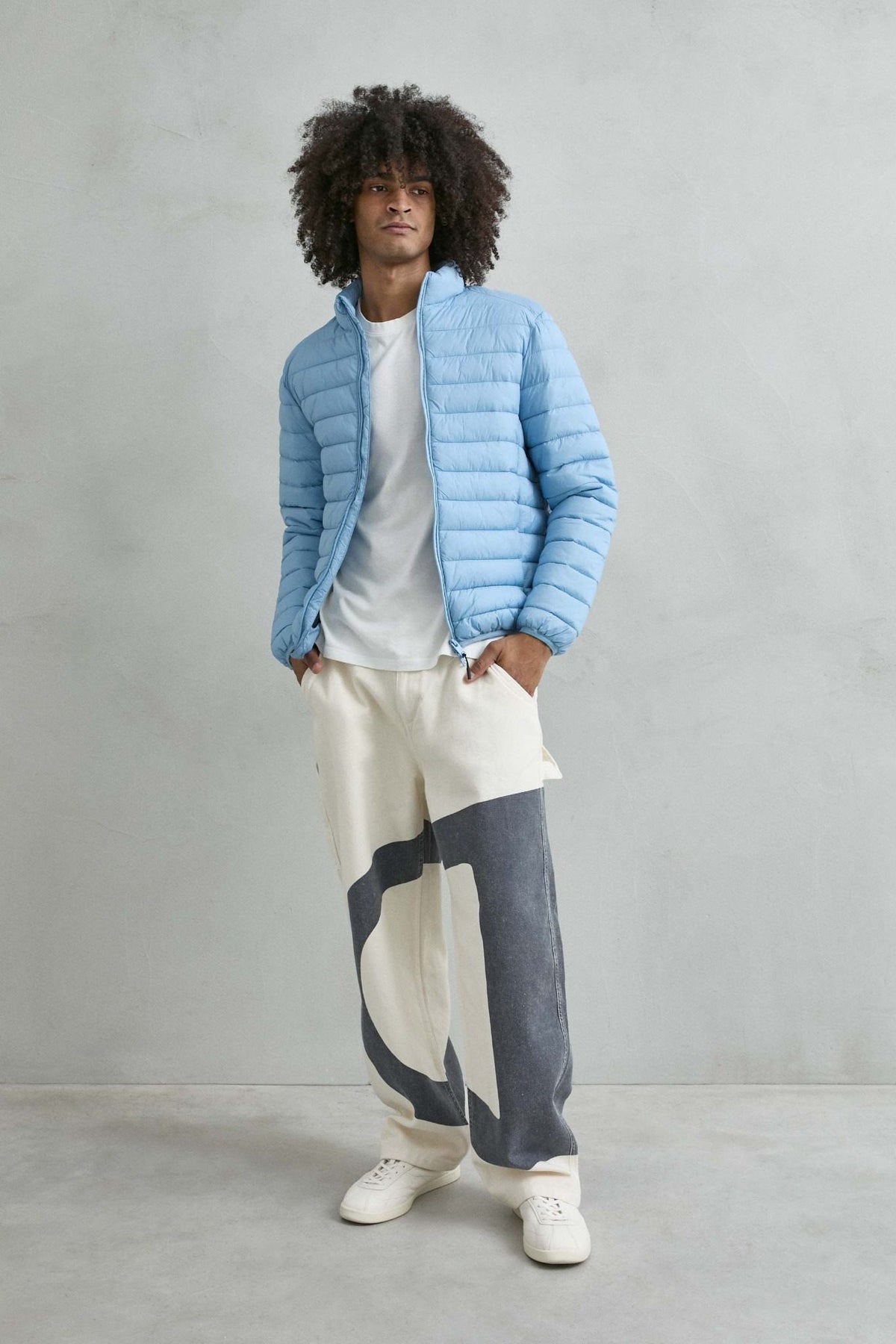 Chaqueta acolchada de hombre azul cielo con cuello alto y cremallera de doble cursor, vista look.