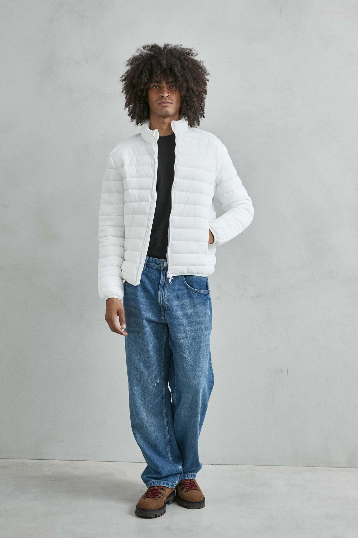 Chaqueta acolchada de hombre blanco con cuello alto y cremallera de doble cursor, vista look.