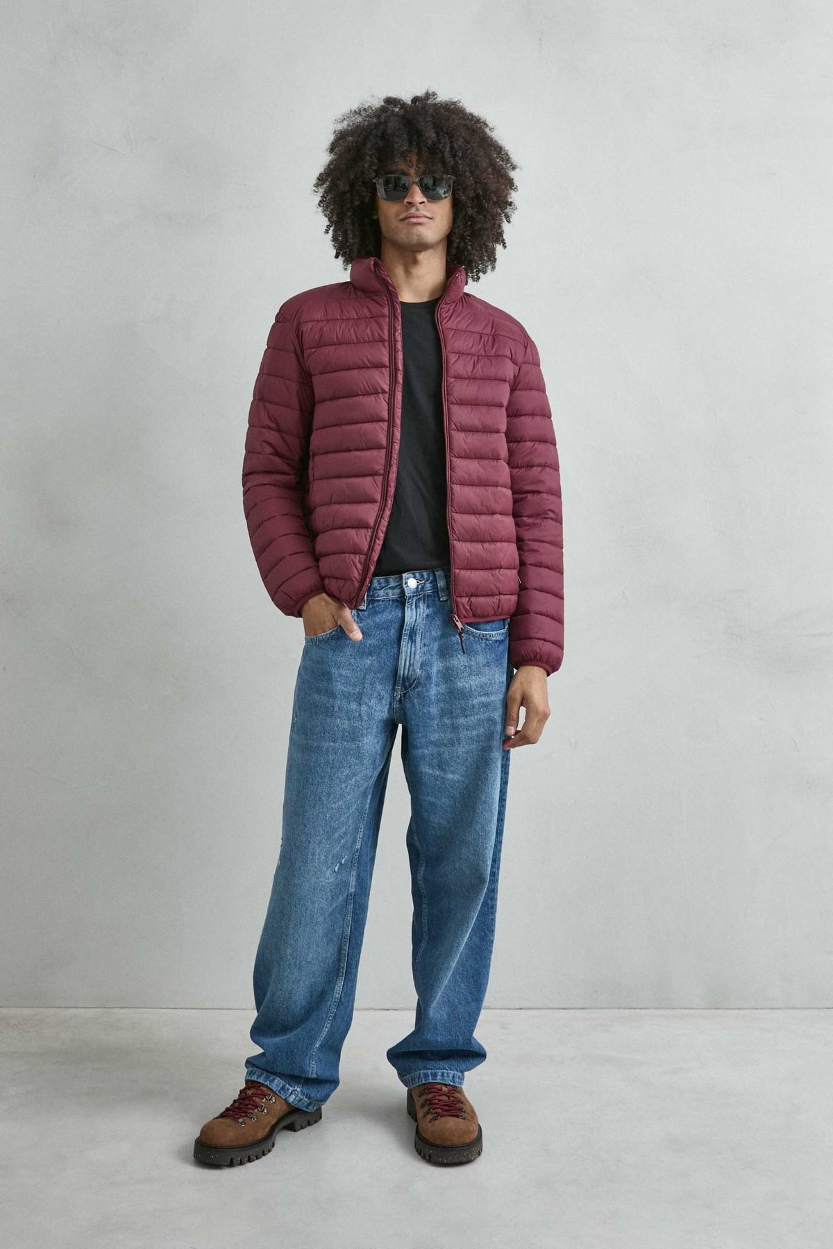 Chaqueta acolchada de hombre burdeos con cuello alto y cremallera de doble cursor, vista look.