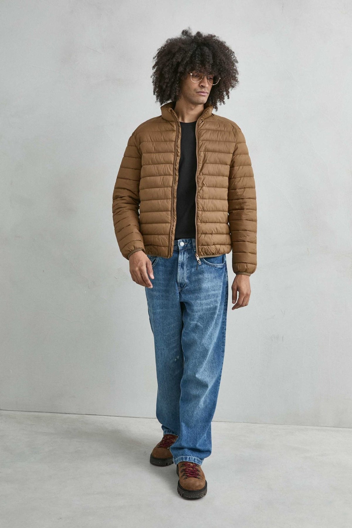 Chaqueta acolchada de hombre marrón con cuello alto y cremallera de doble cursor, vista look.