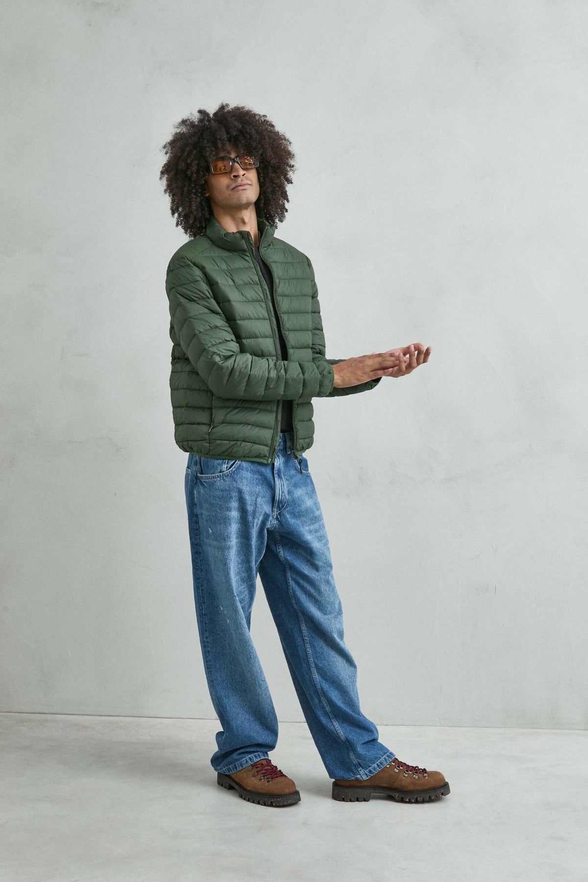 Chaqueta acolchada de hombre verde militar con cuello alto y cremallera de doble cursor, vista conjunto.