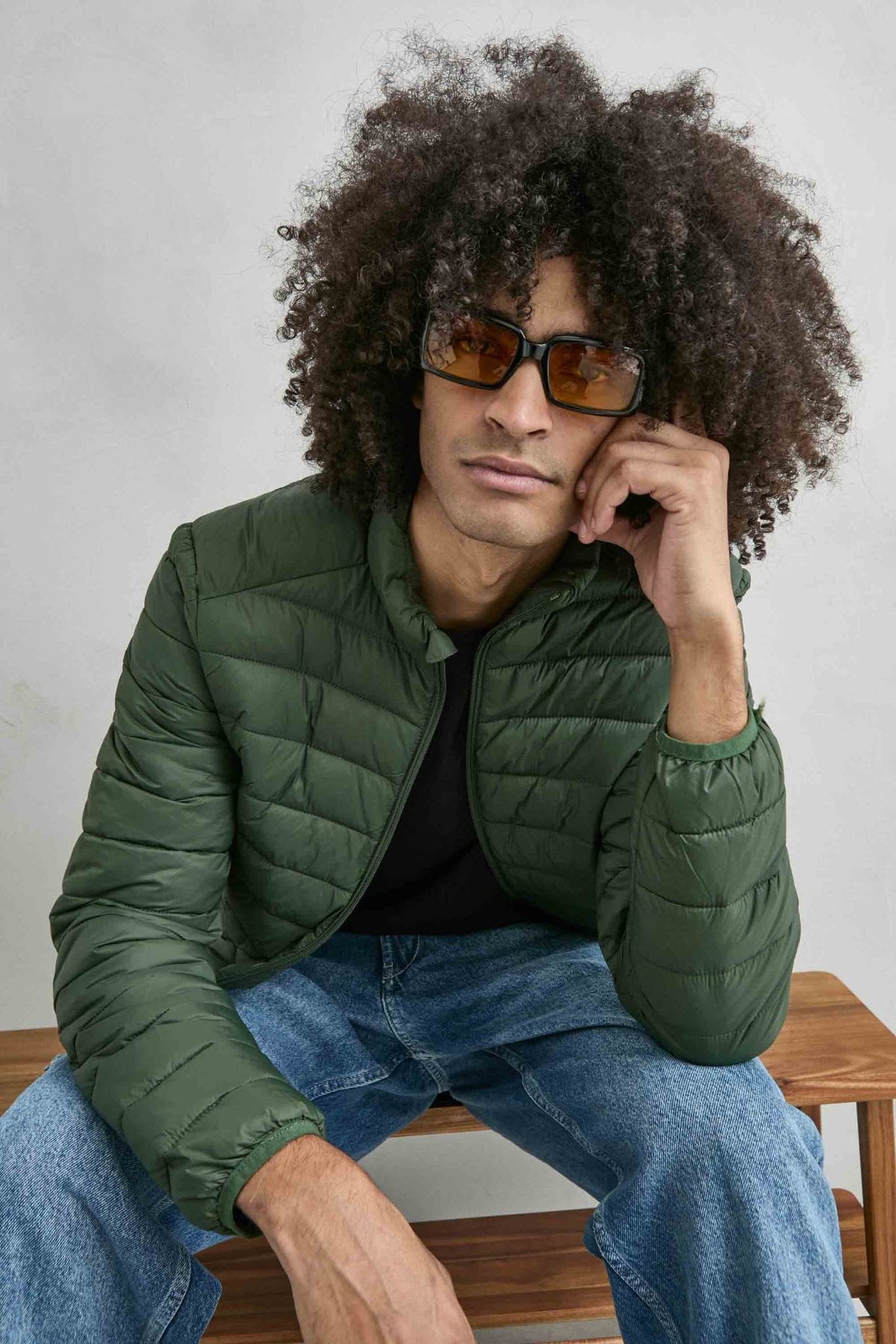 Chaqueta acolchada de hombre verde militar con cuello alto y cremallera de doble cursor, vista detalle.