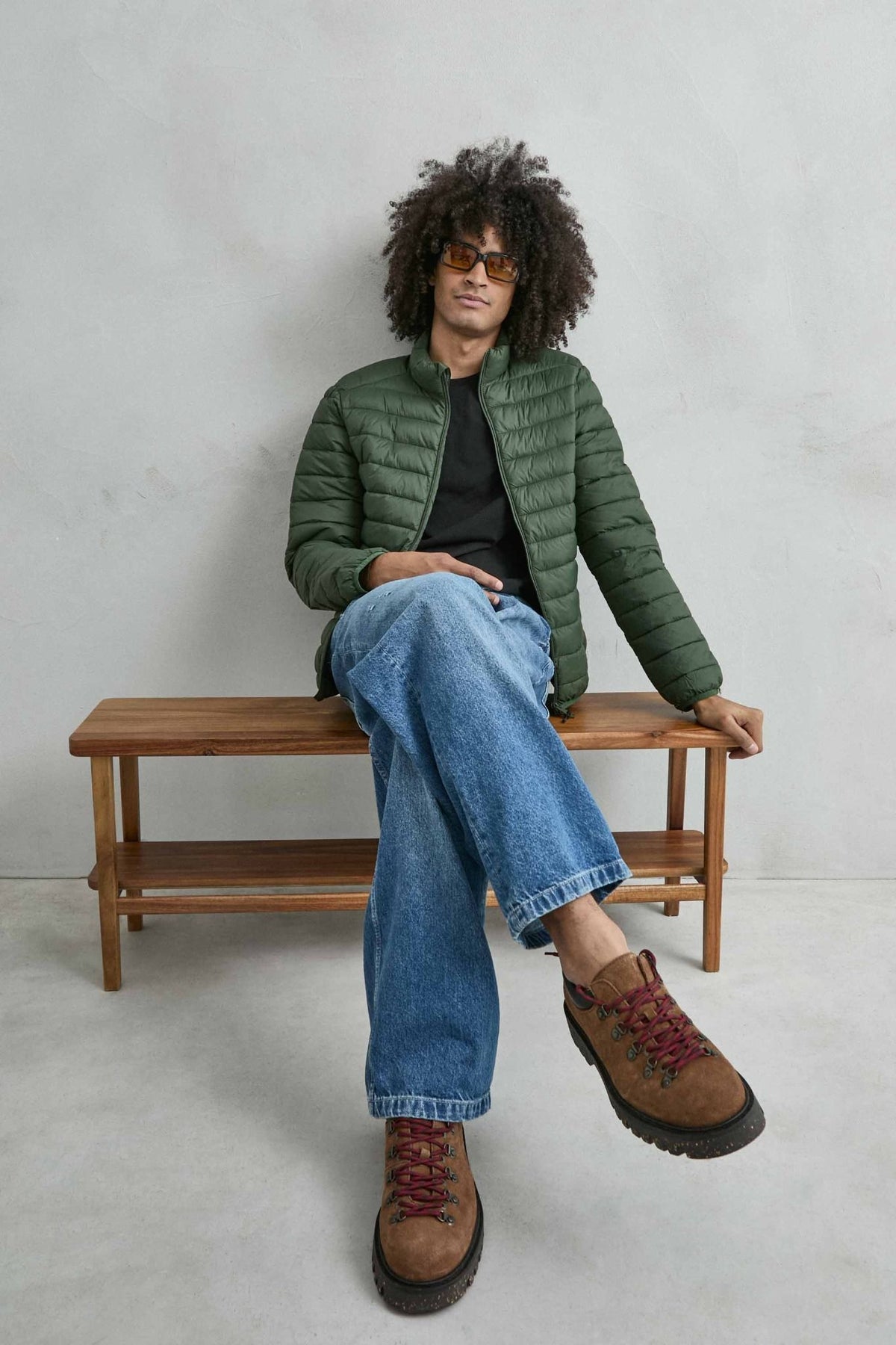 Chaqueta acolchada de hombre verde militar con cuello alto y cremallera de doble cursor, vista look.