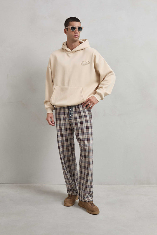 Look completo con sudadera beige CREATING A BEAUTY FUTURE y casa vintage