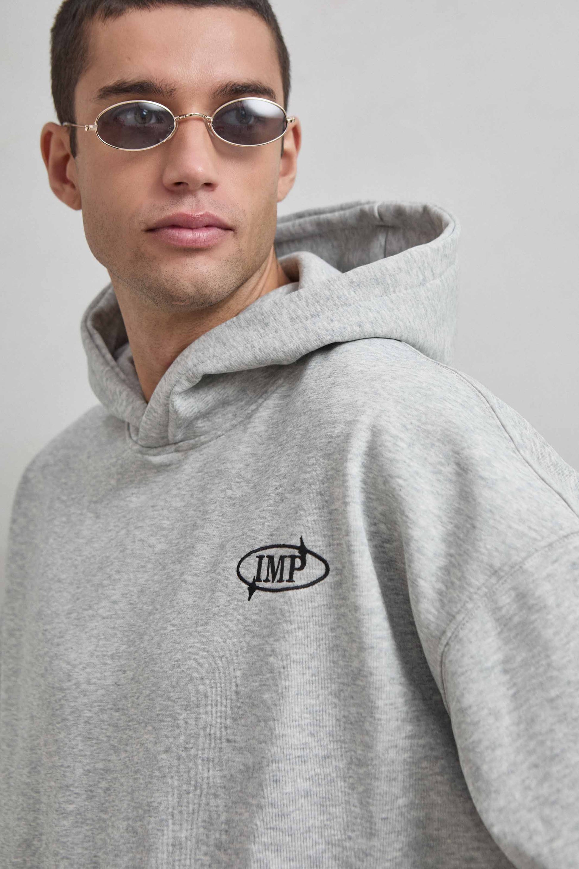 Sudadera gris jaspe con bordado delantero “IMP”