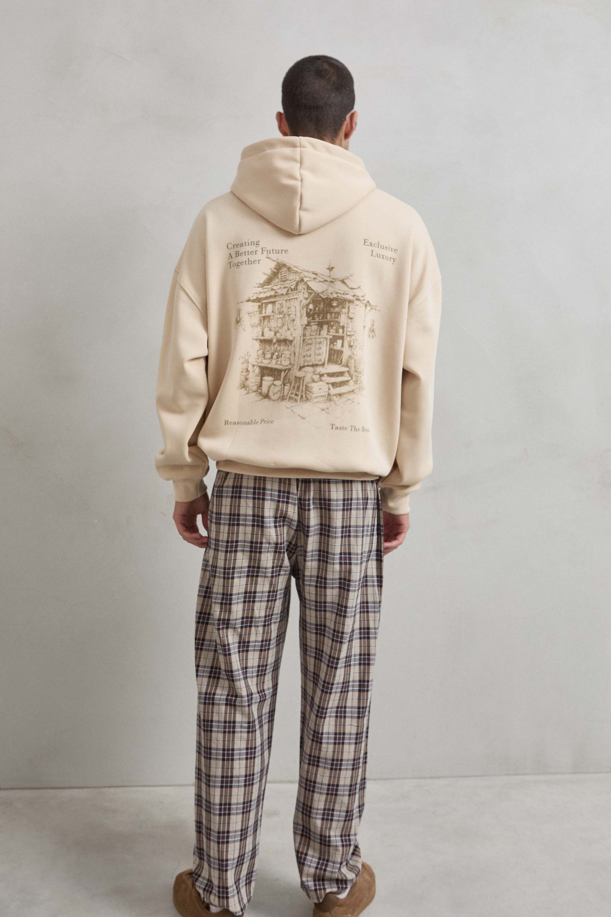 Sudadera beige con gráfico de casa vintage en la espalda