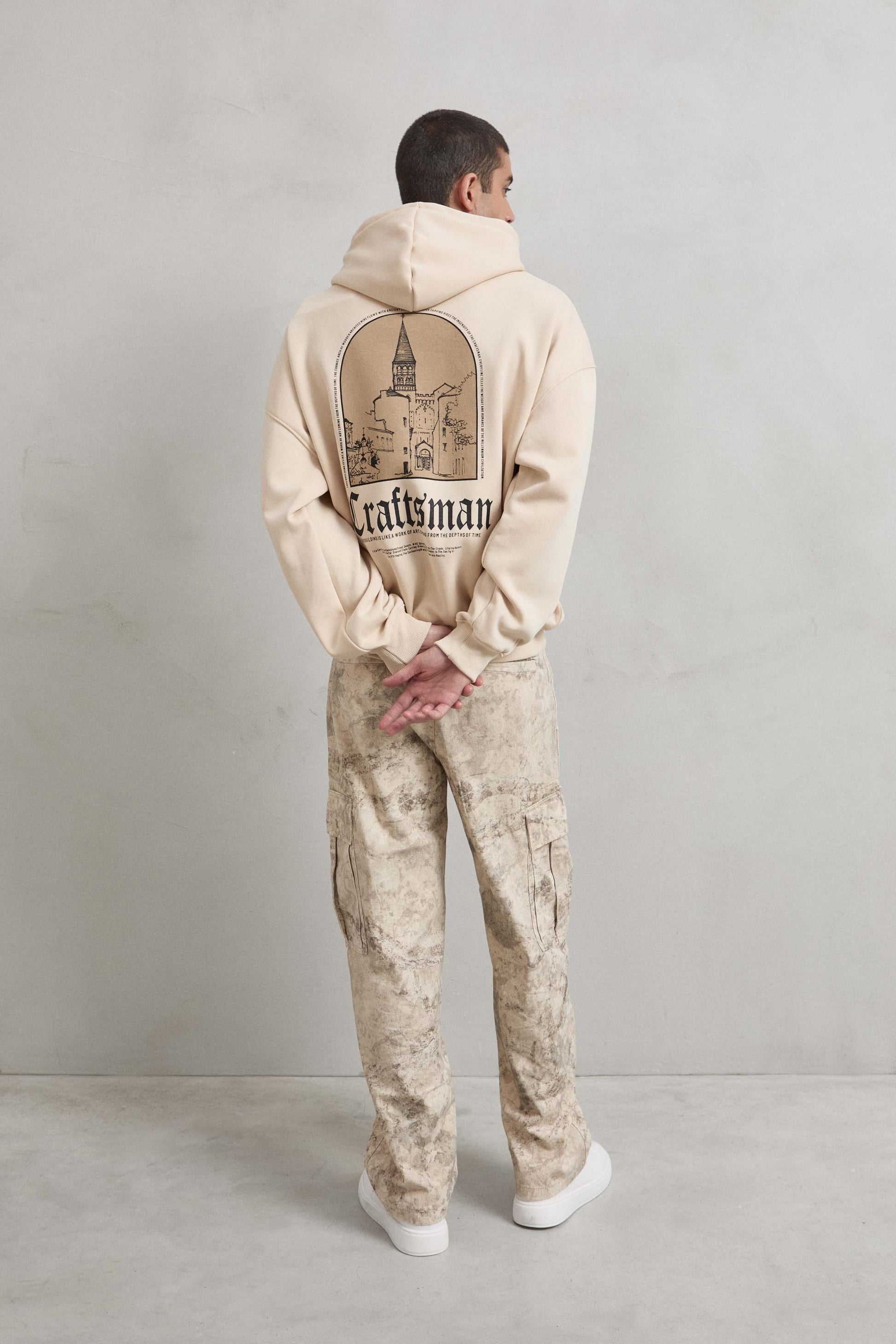 Detalle del gráfico del castillo europeo antiguo en la espalda