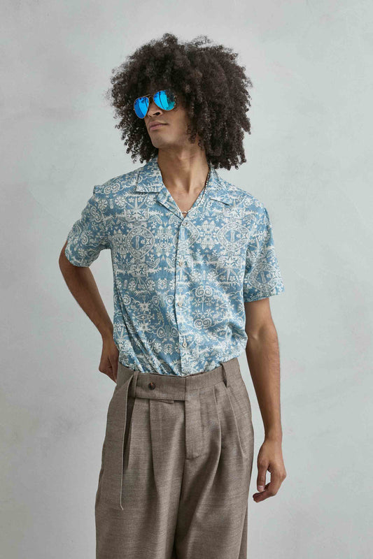 Detalle del diseño tribal y geométrico en camisa hawaiana azul cielo