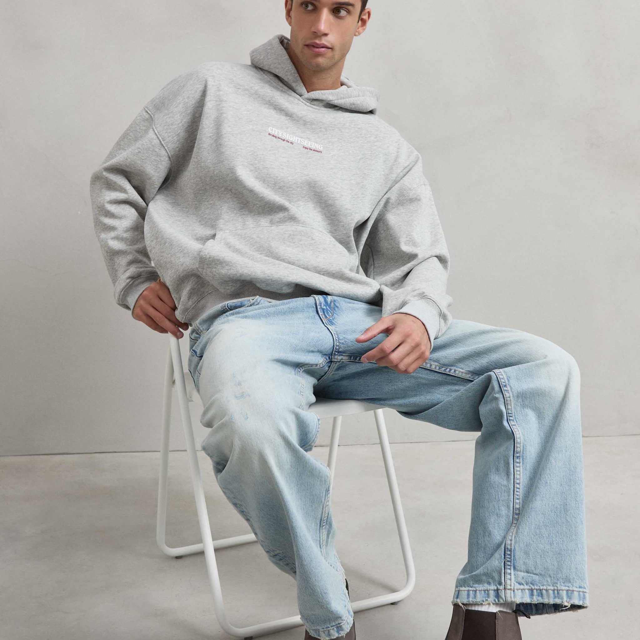 Sudadera gris jaspe con estampado puff CITYSIGHTSEEING en el frente