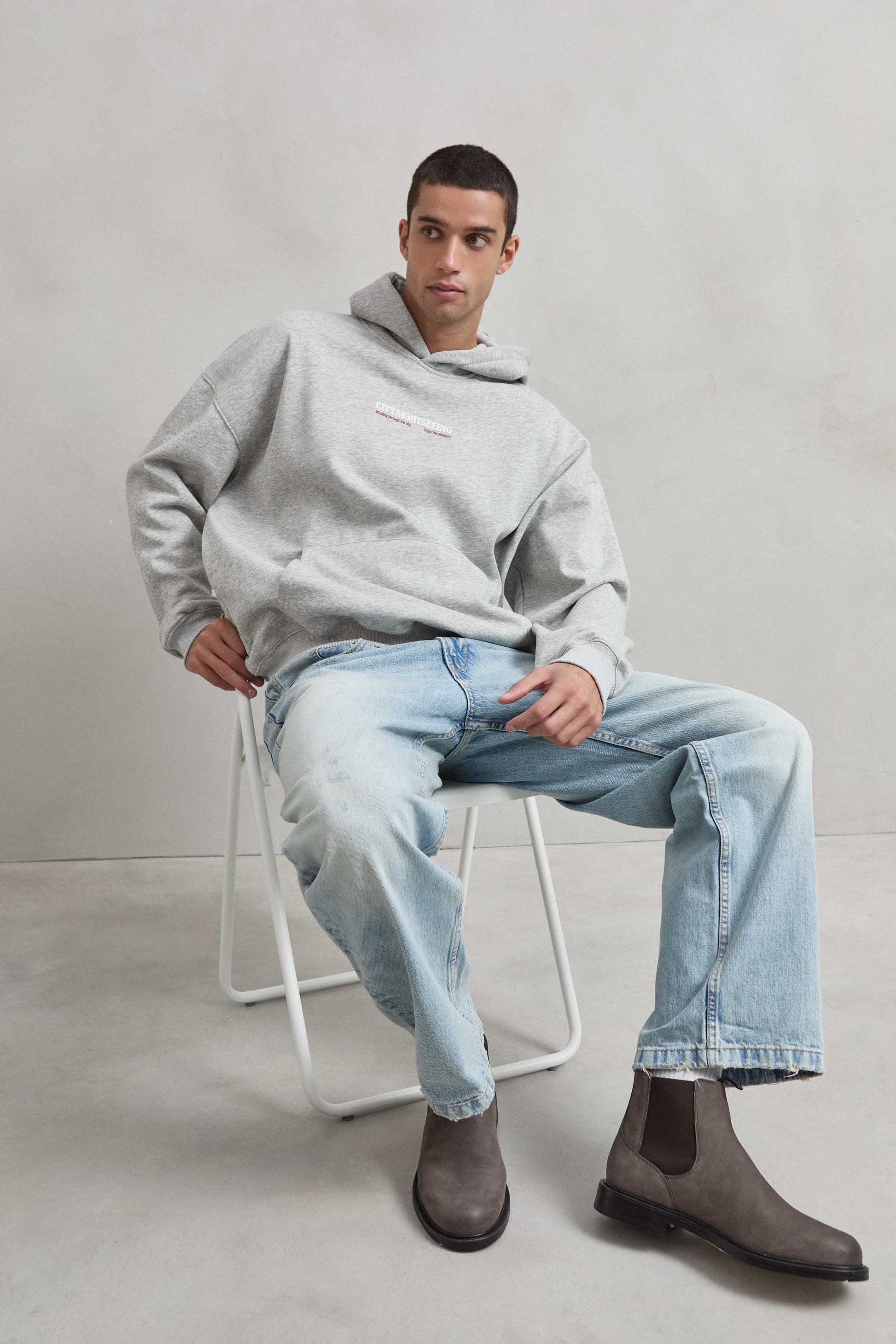 Sudadera gris jaspe con estampado puff CITYSIGHTSEEING en el frente