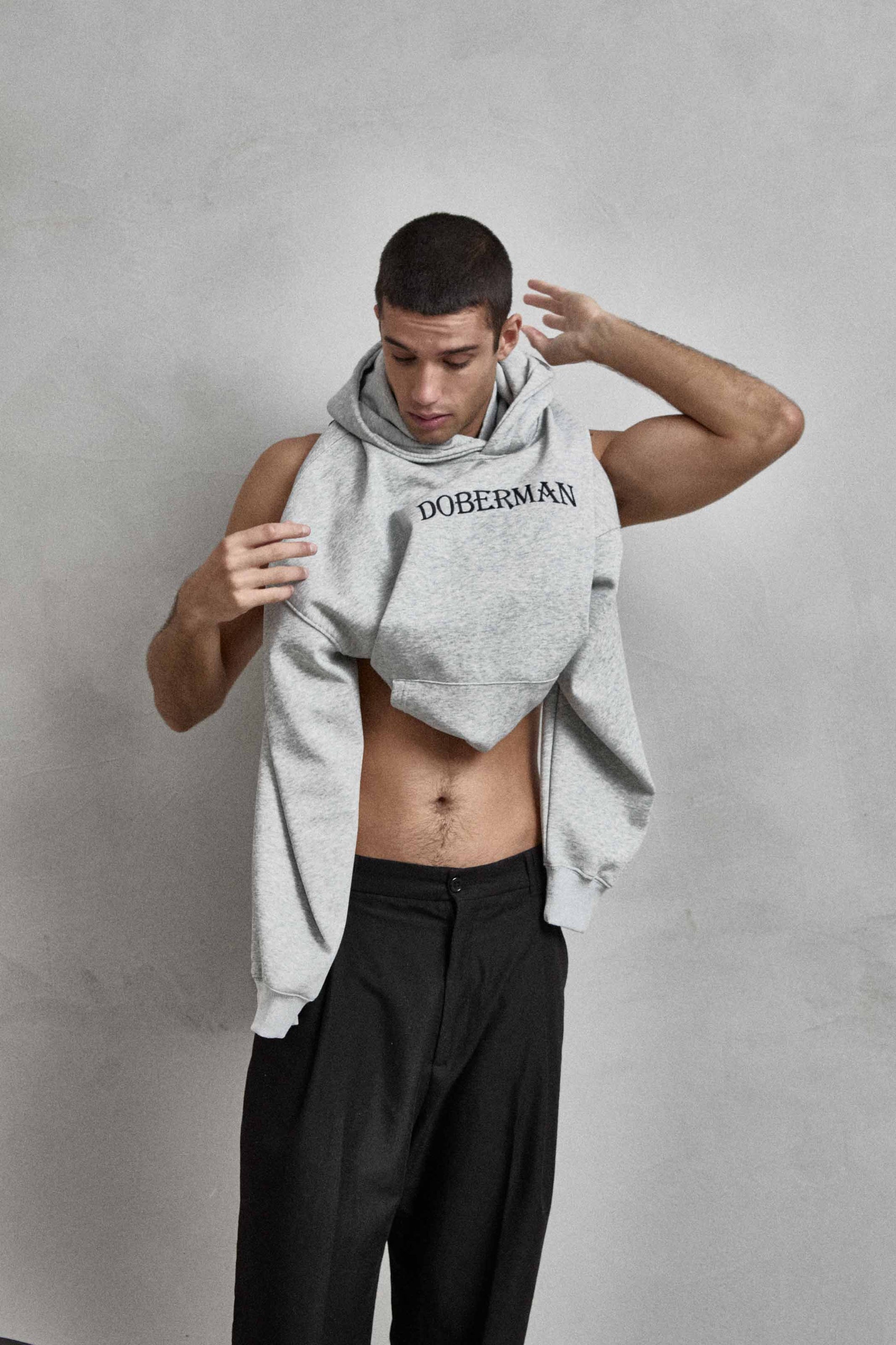Detalle del bordado “DOBERMAN” en la parte frontal