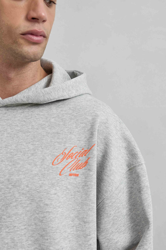 Detalle del estampado delantero “SOCIAL CLUB / IMPERIO” en serigrafía naranja