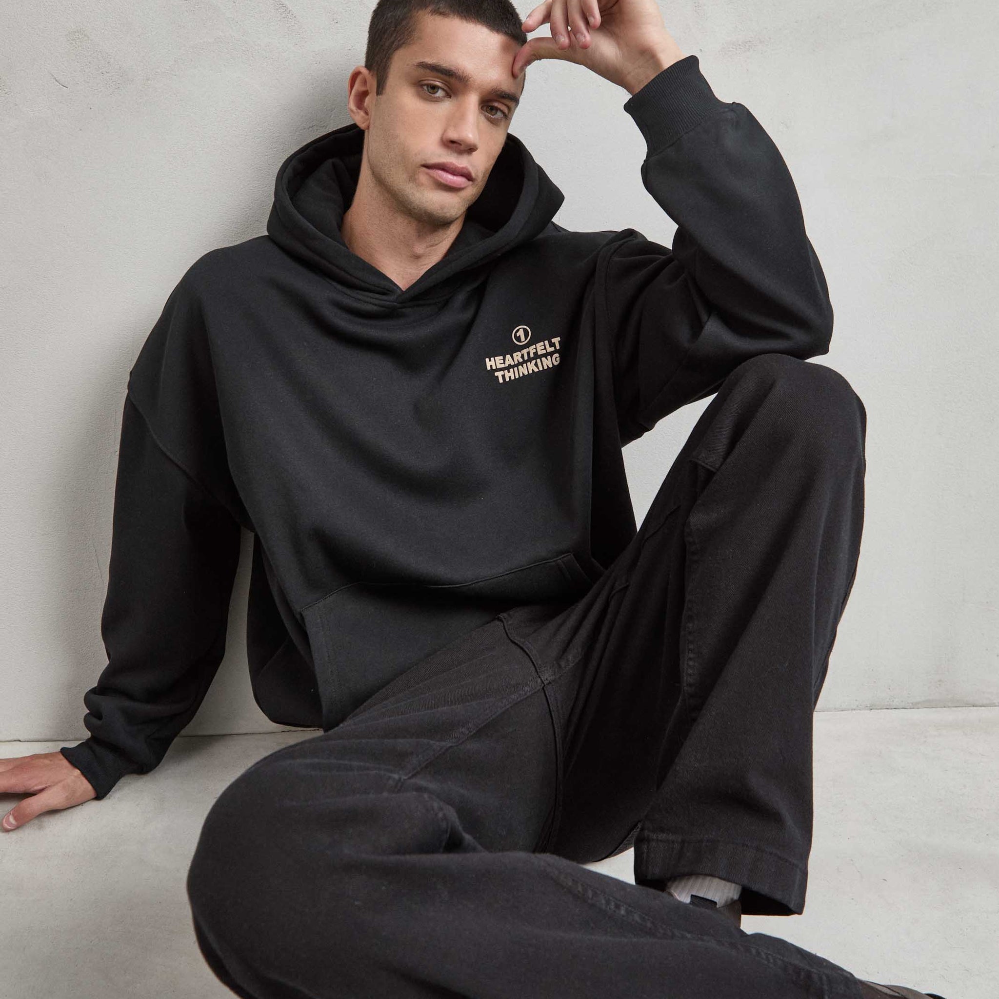 Sudadera negra con estampado frontal HEARTFELT THINKING