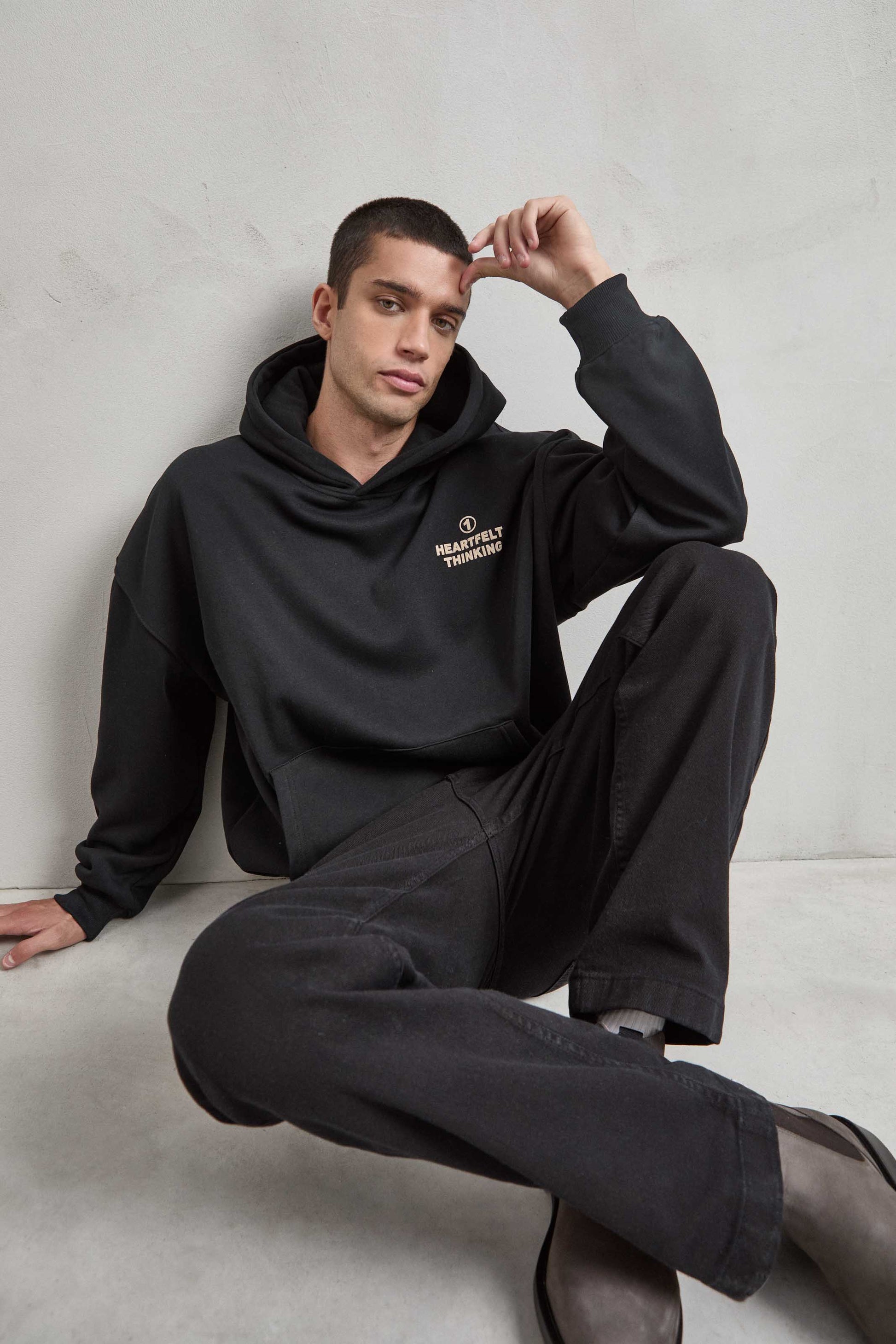 Sudadera negra con estampado frontal HEARTFELT THINKING