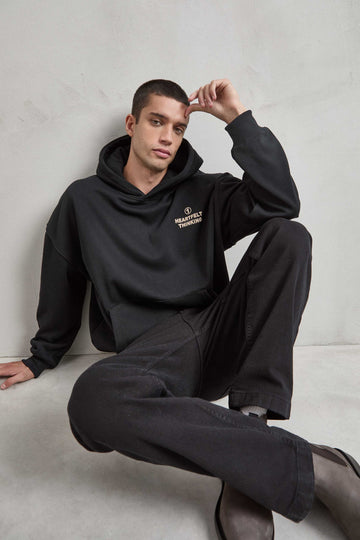 Sudadera negra con estampado frontal HEARTFELT THINKING