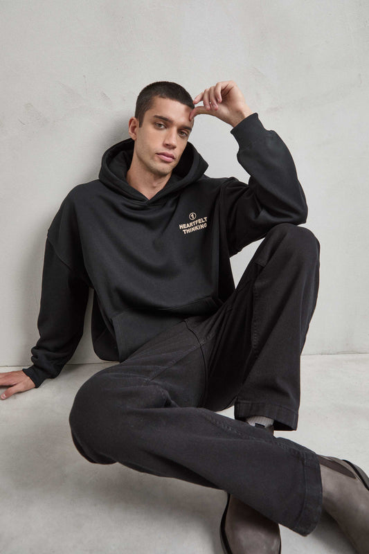 Sudadera negra con estampado frontal HEARTFELT THINKING