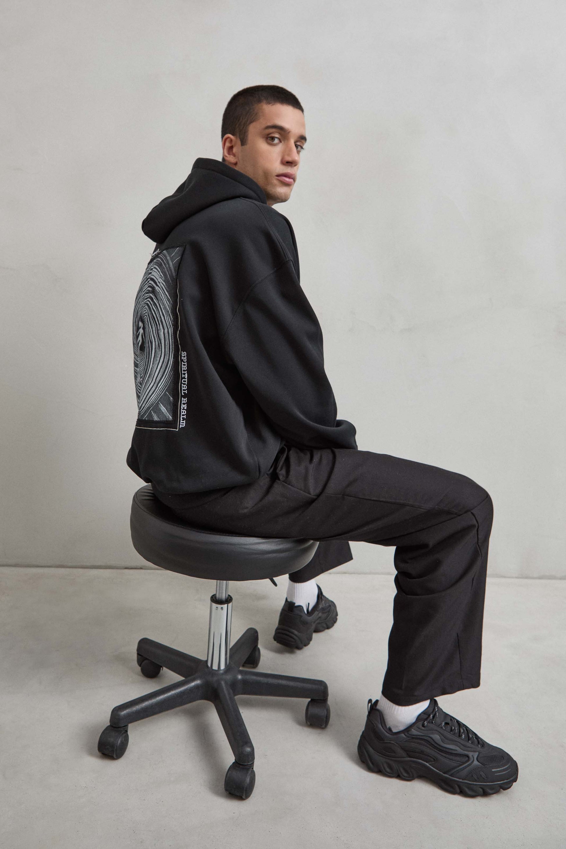 Detalle del bordado SPIRITUAL BEAL en el lateral